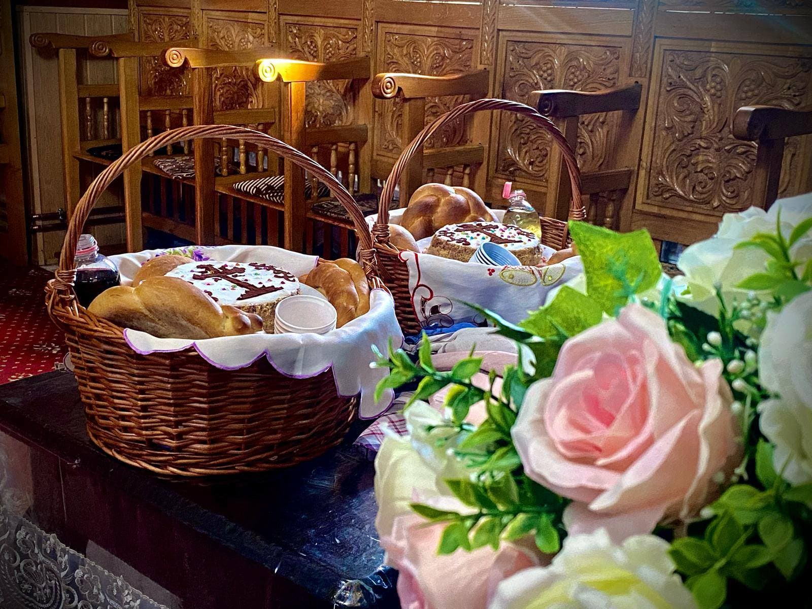 Coșuri cu colivă și colaci pregătite pentru parastas