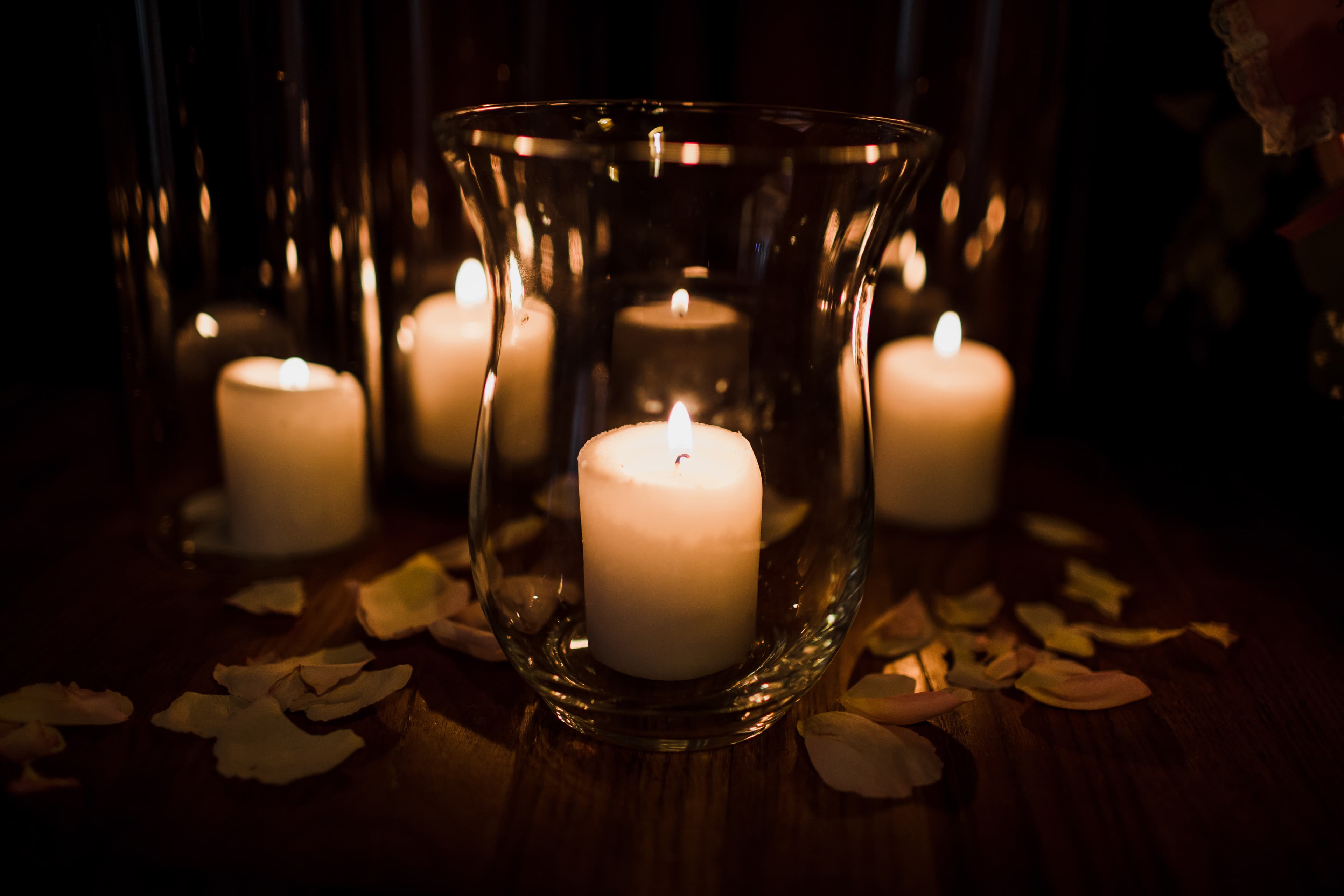 Vaze de sticlă cu lumânări aprinse